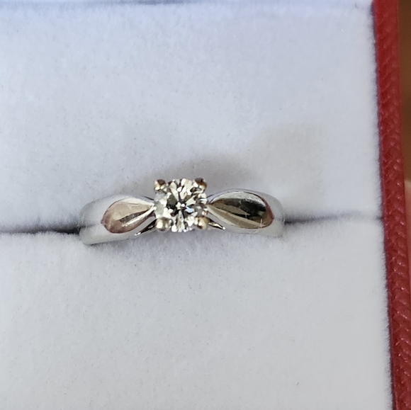 18K gold ring with natural diamond from Spence Jewellers. - Picture 8 of 11